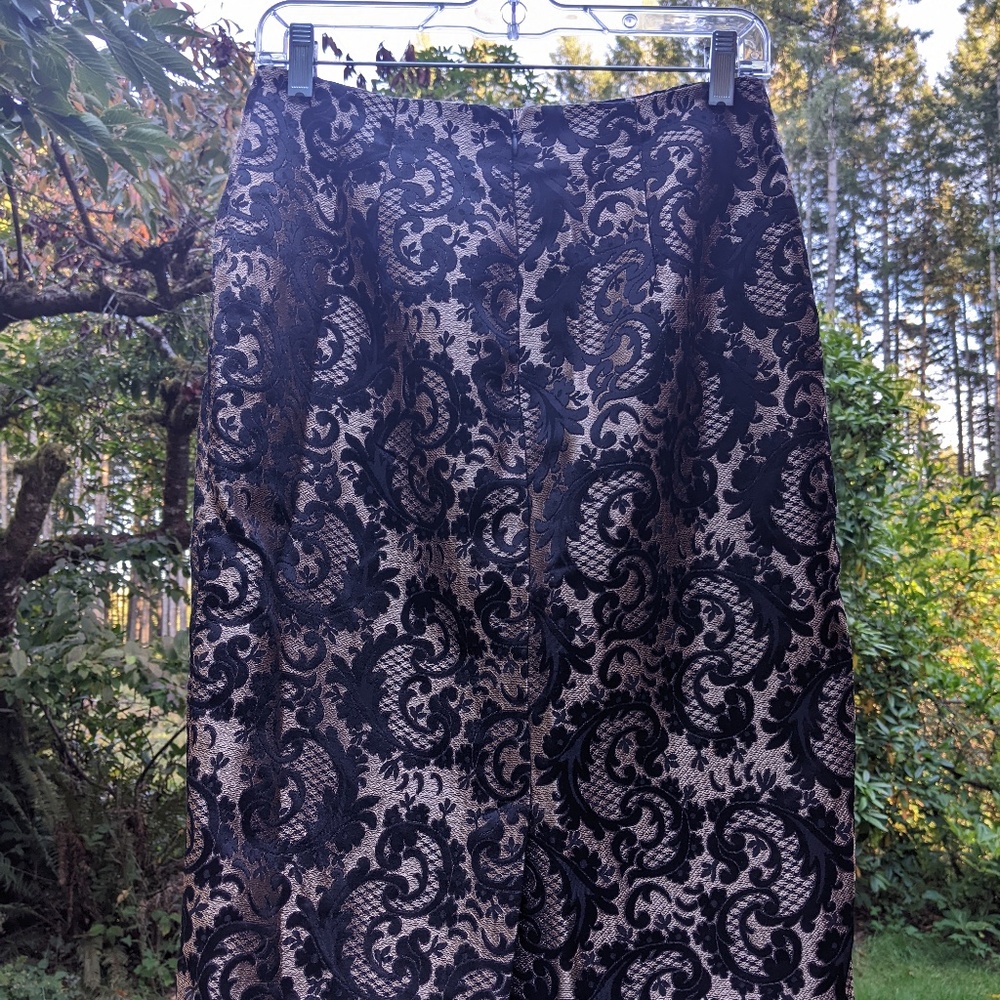 Worthington Black and Gold Skirt Size 6